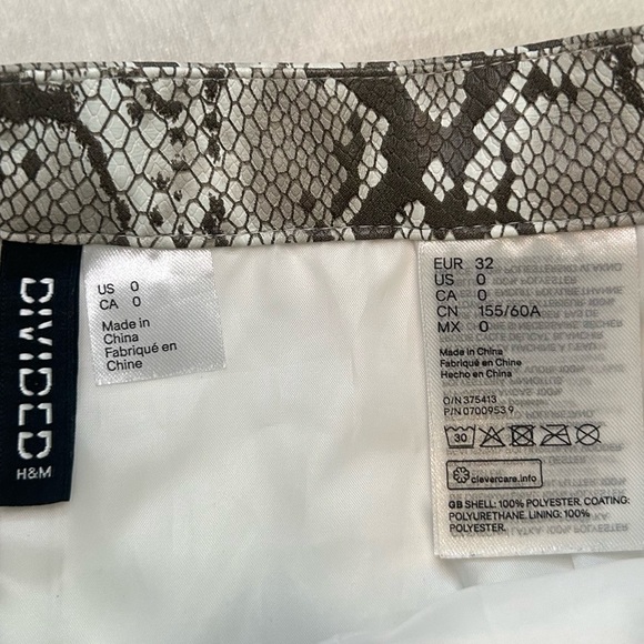 Divided By H&M Woman’s 0 Faux Snake Print Mini Skirt - Picture 7 of 8